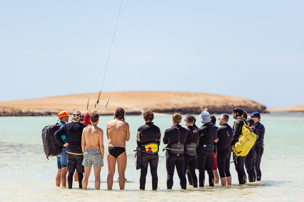 Kitesurfing lesson for beginners during the gay kitesurf trip in Egypt